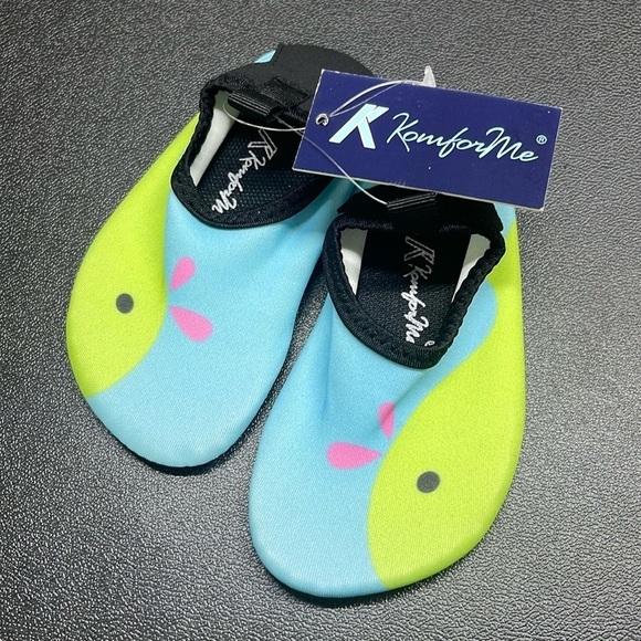 Other - NWT Komfort Me Swing Water Shoes Size 4/5M